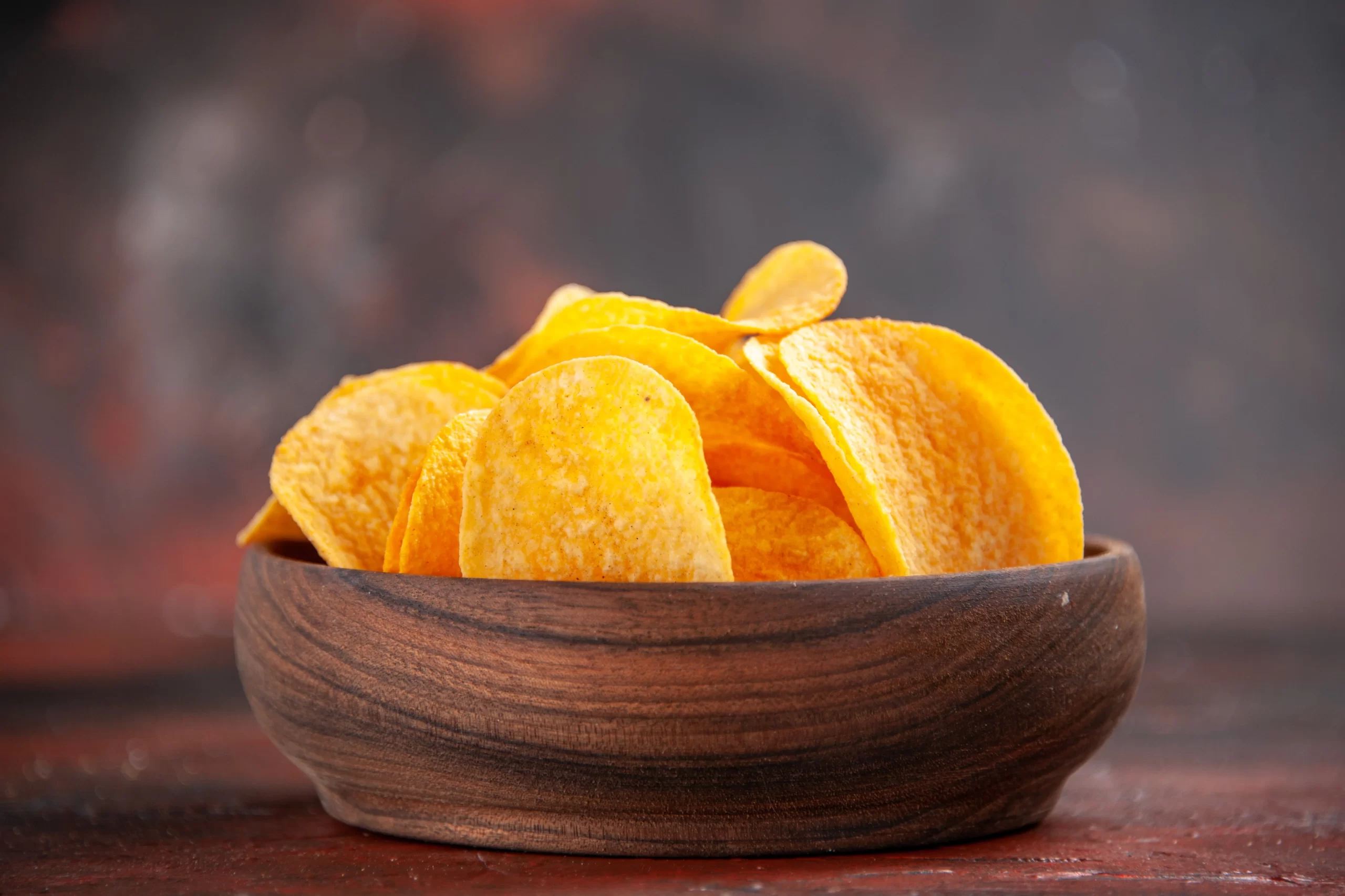 high-resolution-photo-homemade-delicious-crispy-potato-chips-small-brown-bowl-dark-background-min